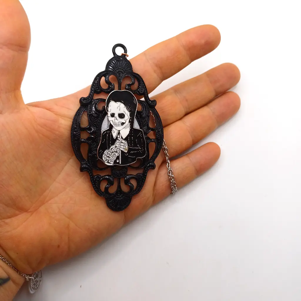 blacksoulcreations-nos-bijoux-fantaisie-pendentif-mercredi-addams