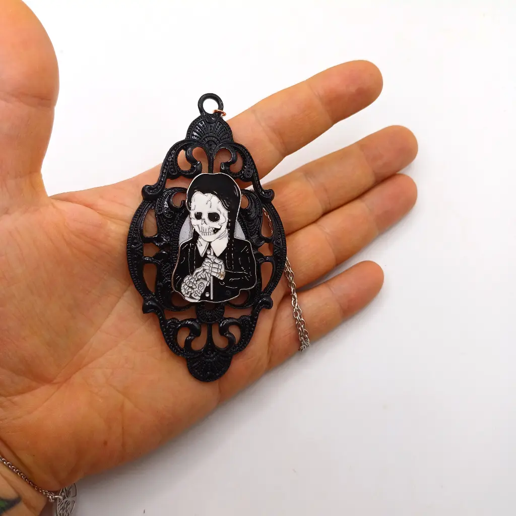 blacksoulcreations-nos-bijoux-fantaisie-pendentif-mercredi-addams