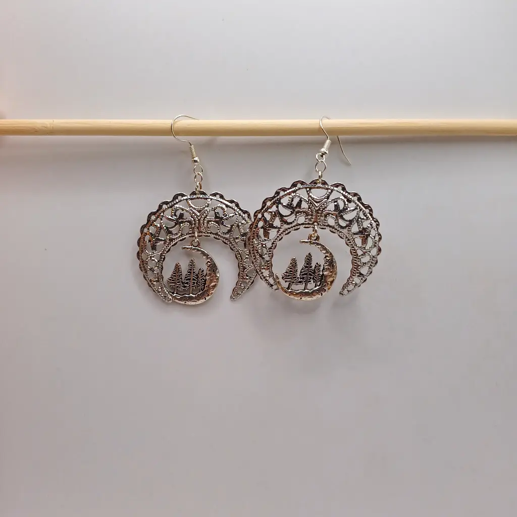 blacksoulcreations-nos-bijoux-fantaisie-boucles-d-oreilles-lune-et-sapin