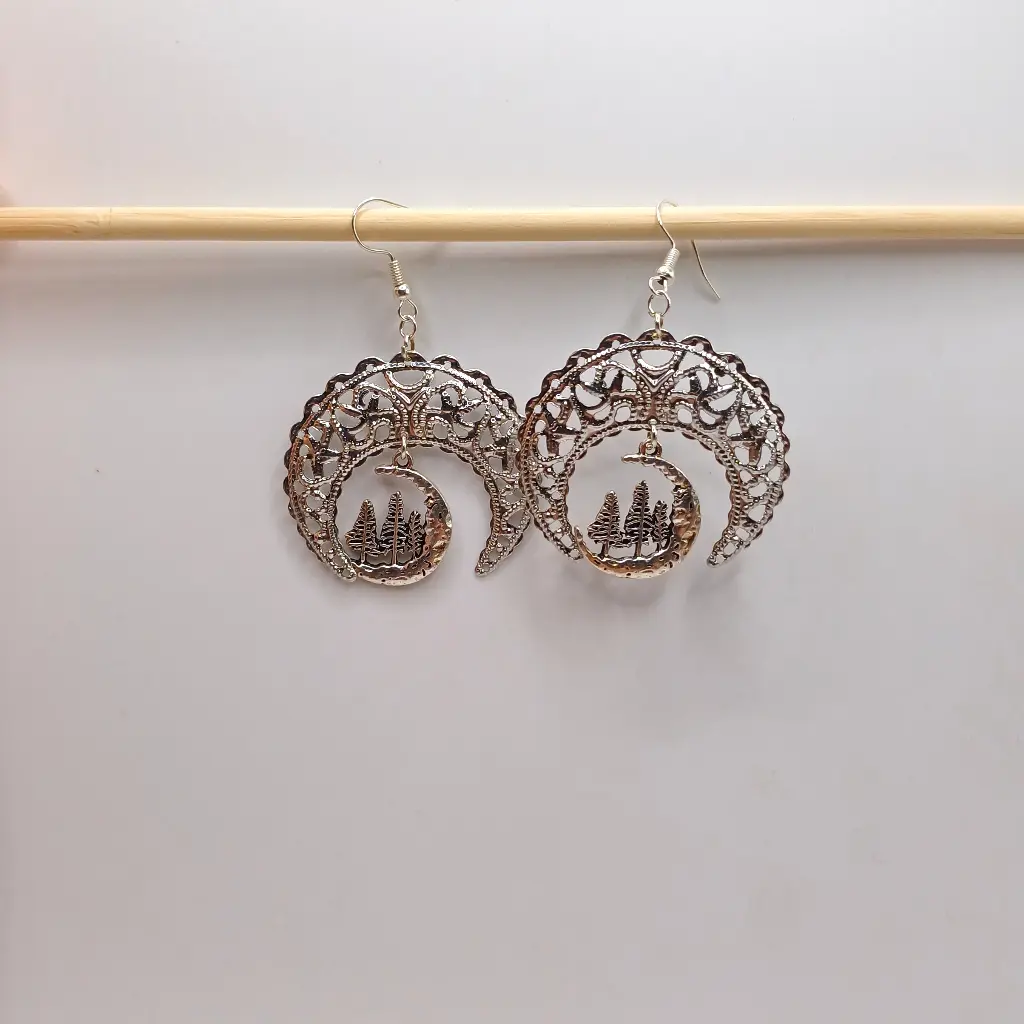 blacksoulcreations-nos-bijoux-fantaisie-boucles-d-oreilles-lune-et-sapin