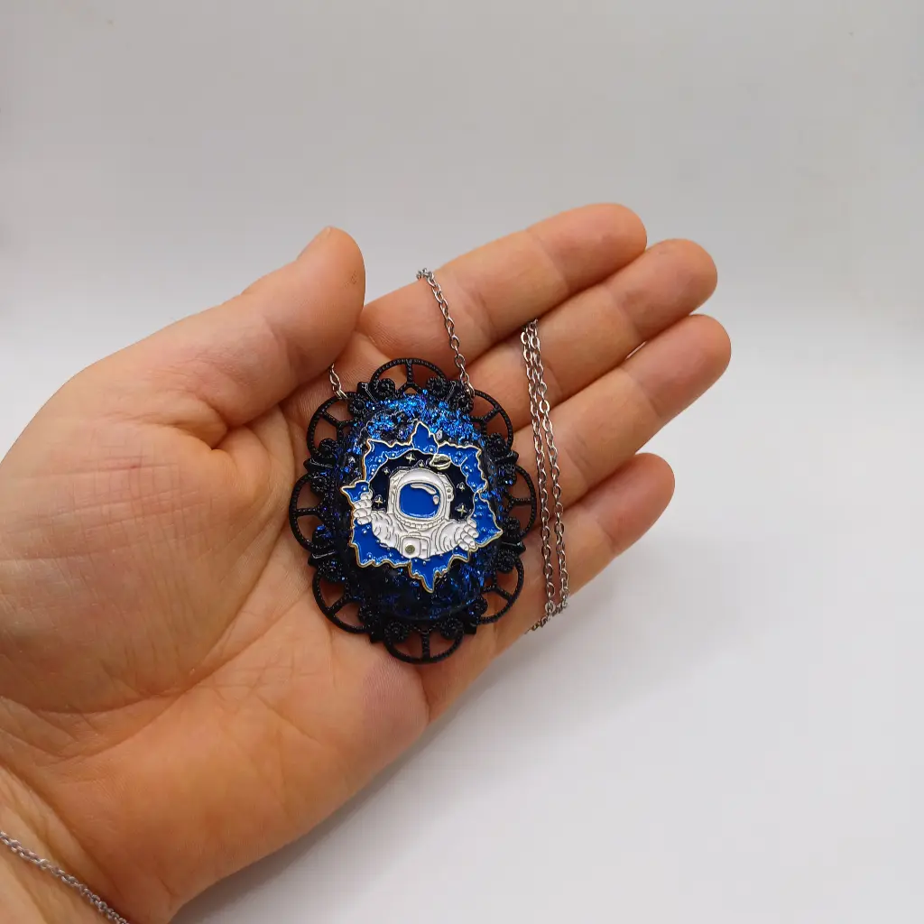 blacksoulcreations-nos-bijoux-fantaisie-pendentif-astronaute-bleu