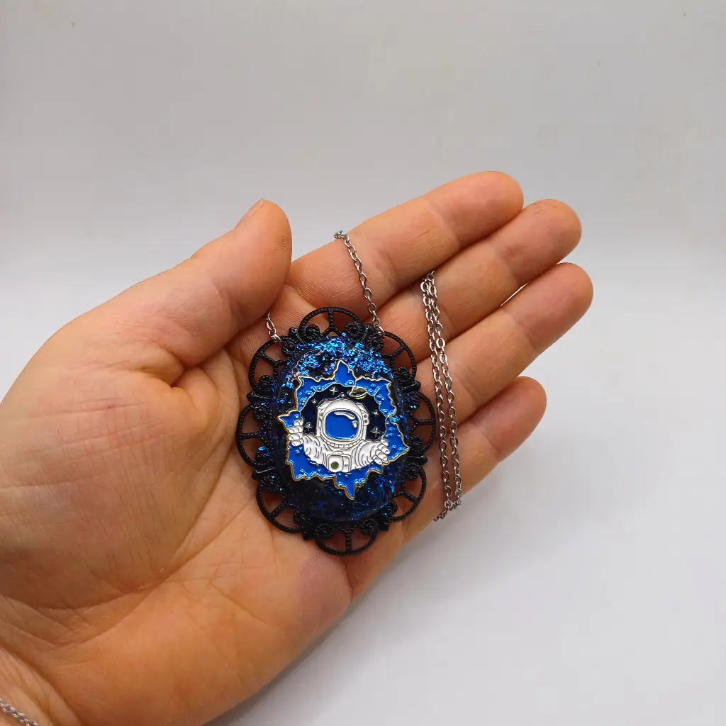 blacksoulcreations-nos-bijoux-fantaisie-pendentif-astronaute-bleu