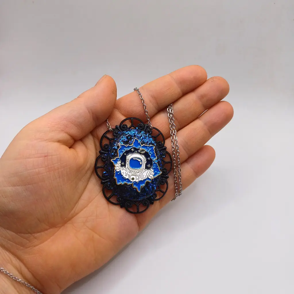 blacksoulcreations-nos-bijoux-fantaisie-pendentif-astronaute-bleu