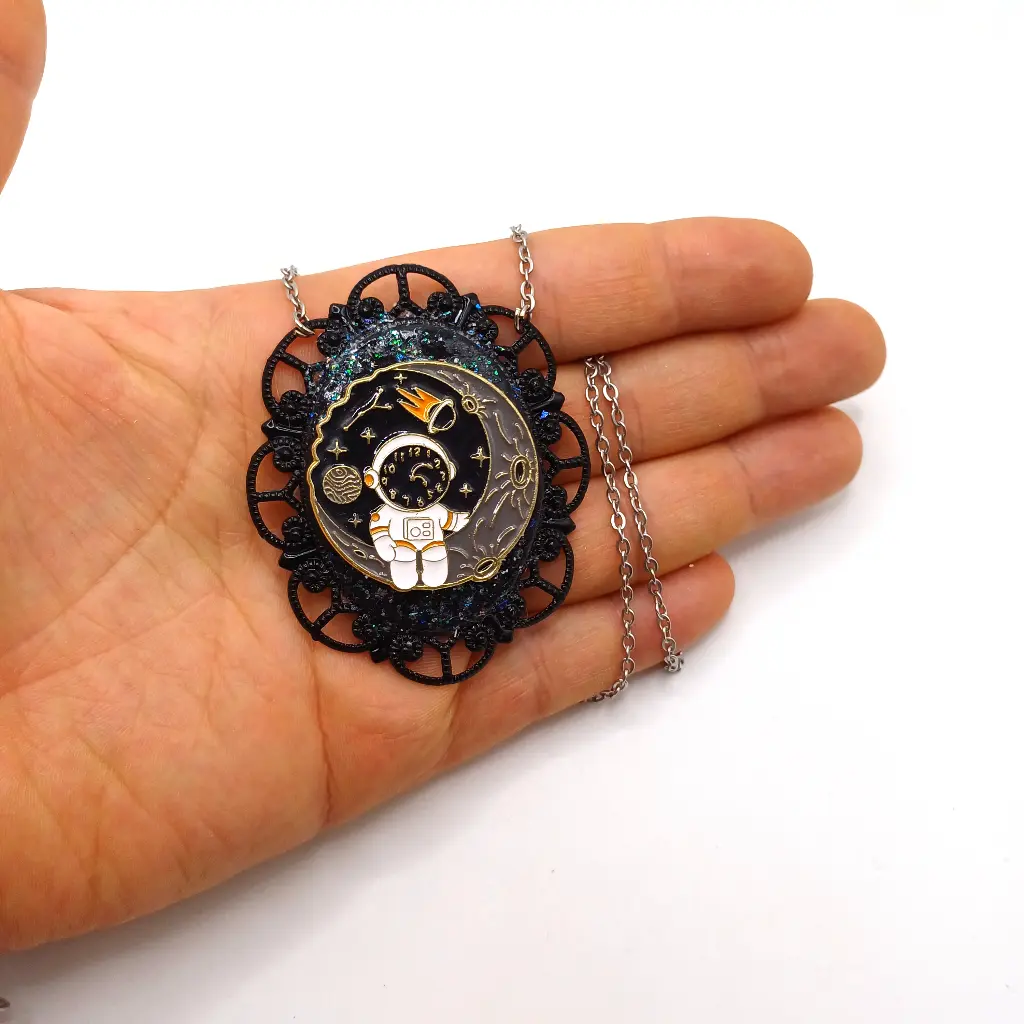 blacksoulcreations-nos-bijoux-fantaisie-pendentif-astronaute-sur-la-lune