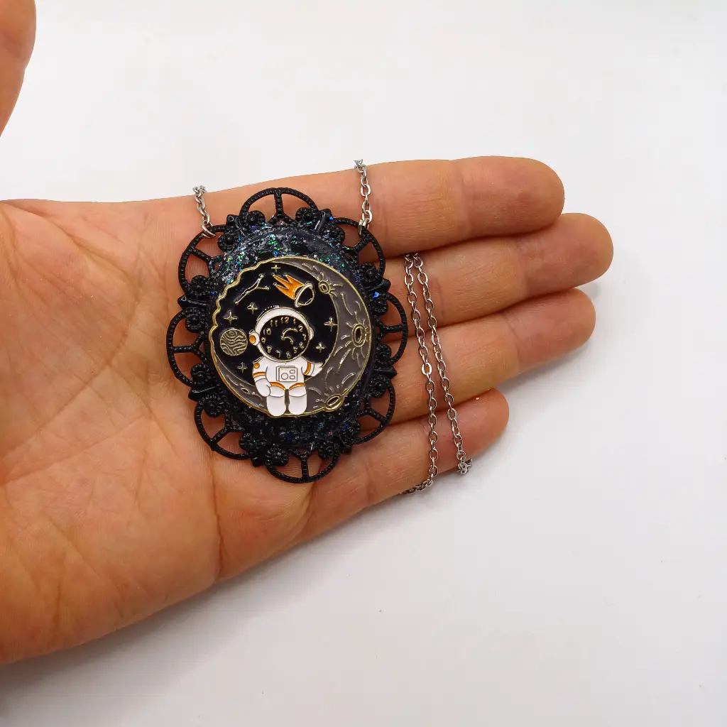 blacksoulcreations-nos-bijoux-fantaisie-pendentif-astronaute-sur-la-lune