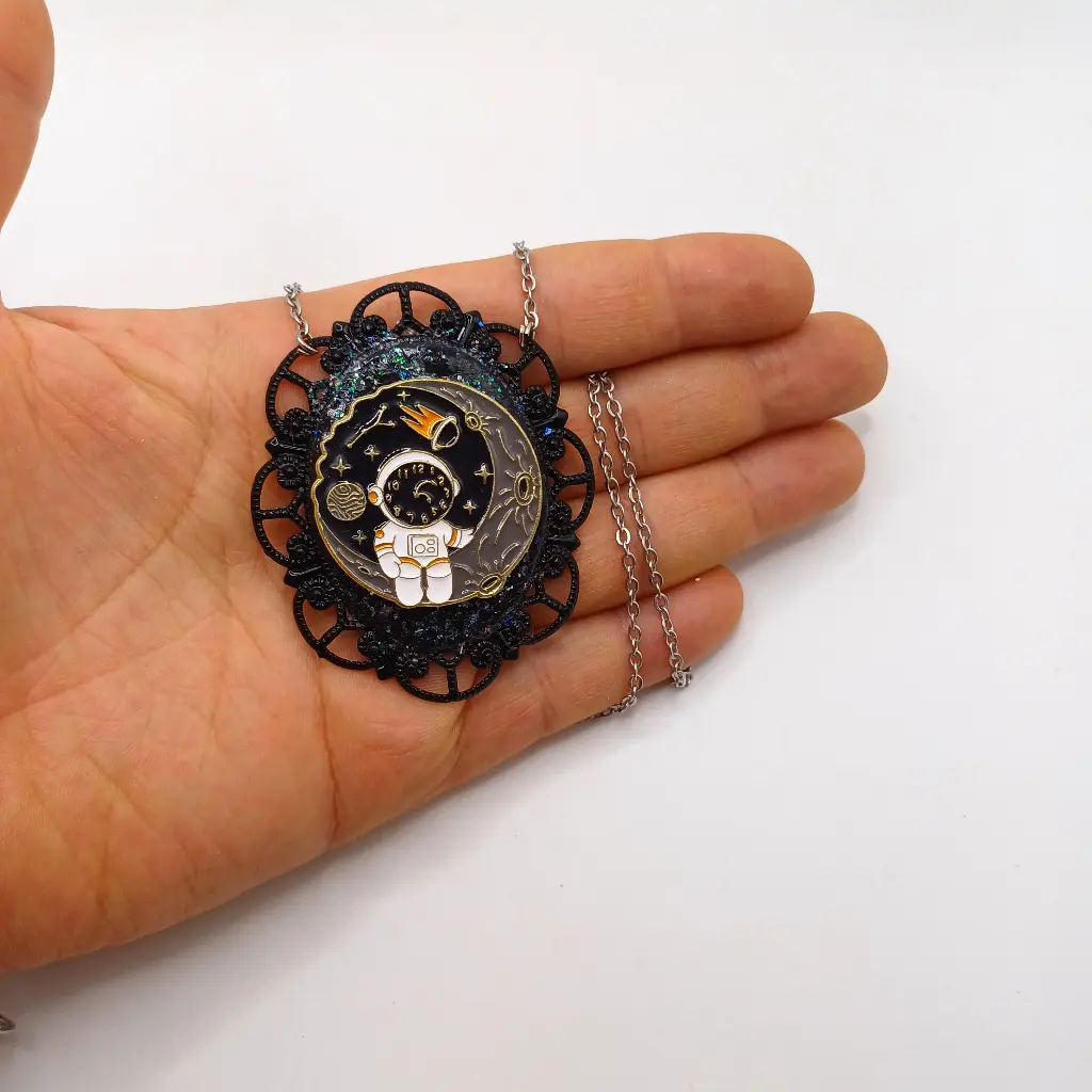 blacksoulcreations-nos-bijoux-fantaisie-pendentif-astronaute-sur-la-lune