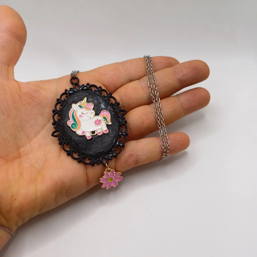 blacksoulcreations-nos-bijoux-fantaisie-pendentif-licorne-fleurie