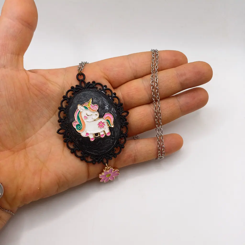 blacksoulcreations-nos-bijoux-fantaisie-pendentif-licorne-fleurie