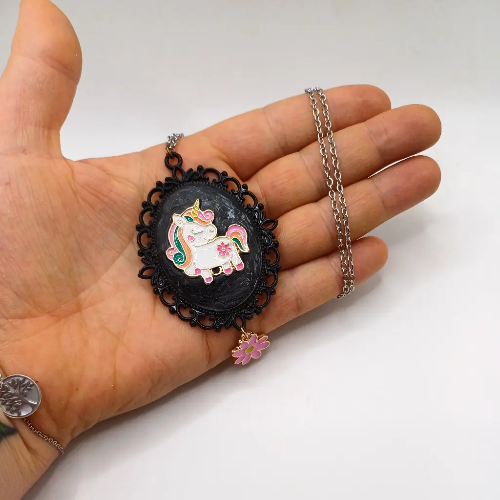 blacksoulcreations-nos-bijoux-fantaisie-pendentif-licorne-fleurie